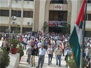  عمال بلدية إربد يعتصمون للمطالبة بتحسين وضعهم المعيشي