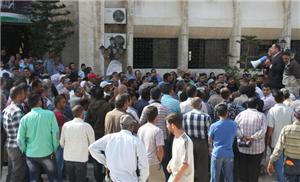 بلدية إربد تهدد العمال المعتصمين بإجراءات عقابية