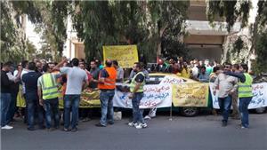 اعتصام أصحاب وسائقي «التاكسي» أمام وزارة النقل