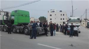اعتصام أصحاب الشاحنات أمام محافظة مأدبا