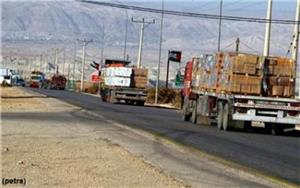 سائقي شاحنات معبر وادي الأردن يلوحون بالإضراب عن العمل