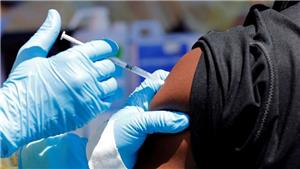 خبراء: توصيات خلية الأزمة حول تلقي اللقاح للعاملين انتهاك لحقوقهم