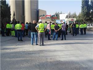 عمال لافارج يواصلون الإضراب حتى تحقيق مطالبهم