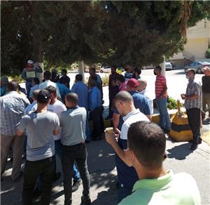 موظفو الجامعة الأردنية يعتصمون أمام مبنى الرئاسة