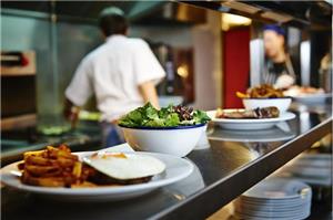 عواد: عدم ضبط ارتفاع الأسعار يهدد عمل آلاف العاملين بالمطاعم