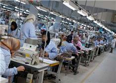 750 عاملا وعاملة بمصنع ألبسة بالكرك يخشون تسريحهم