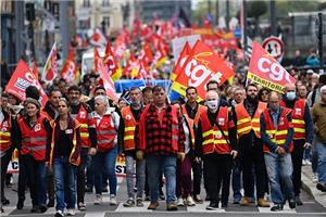 موجة الاحتجاجات العمالية تجتاح دول أوروبا.. الأسباب والدلالات؟