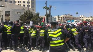 الأمن يُفرج عن 28 معلما حاولوا الاعتصام أمام مبنى محافظة إربد