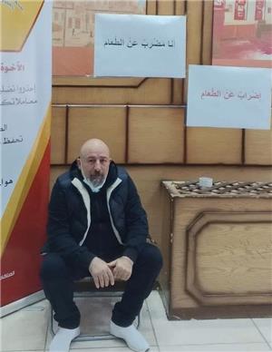 موظف في بلدية إربد يُنهي إضرابه عن الطعام بعد تدخل أحد النواب