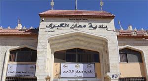 متعطل يعتصم أمام بلدية معان للمطالبة بتوفير فرصة عمل