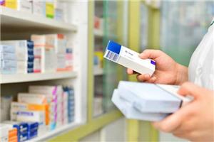 خلف واجهات الصيدليات المضيئة.. صيدلانيات بين تدنّي الأجور واستغلال العمل