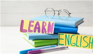 أساتذة وطلبة في كلية تعليمية مشهورة يحتجون على ضياع حقوقهم بعد إغلاق الكلية بشكل مفاجئ