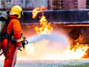 إصابة 14 عامل بحريق مصنع في إربد